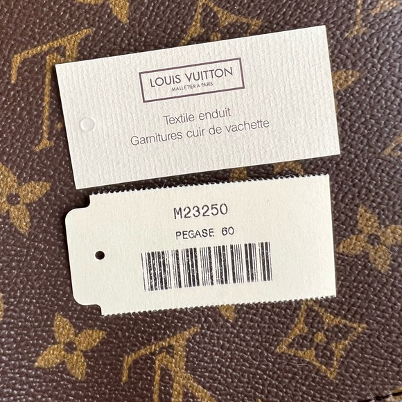 Louis Vuitton suitcase with wheels - Picture 16 of 16